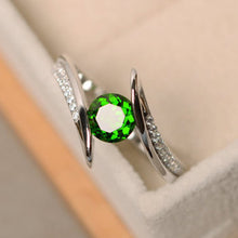 Load image into Gallery viewer, Round Cut Crystal Ring