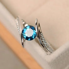 Load image into Gallery viewer, Round Cut Crystal Ring